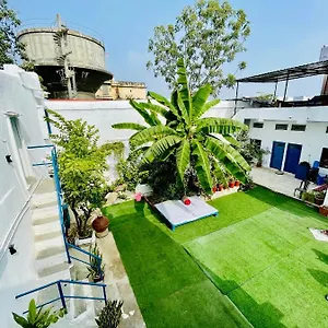  Hostel Mama